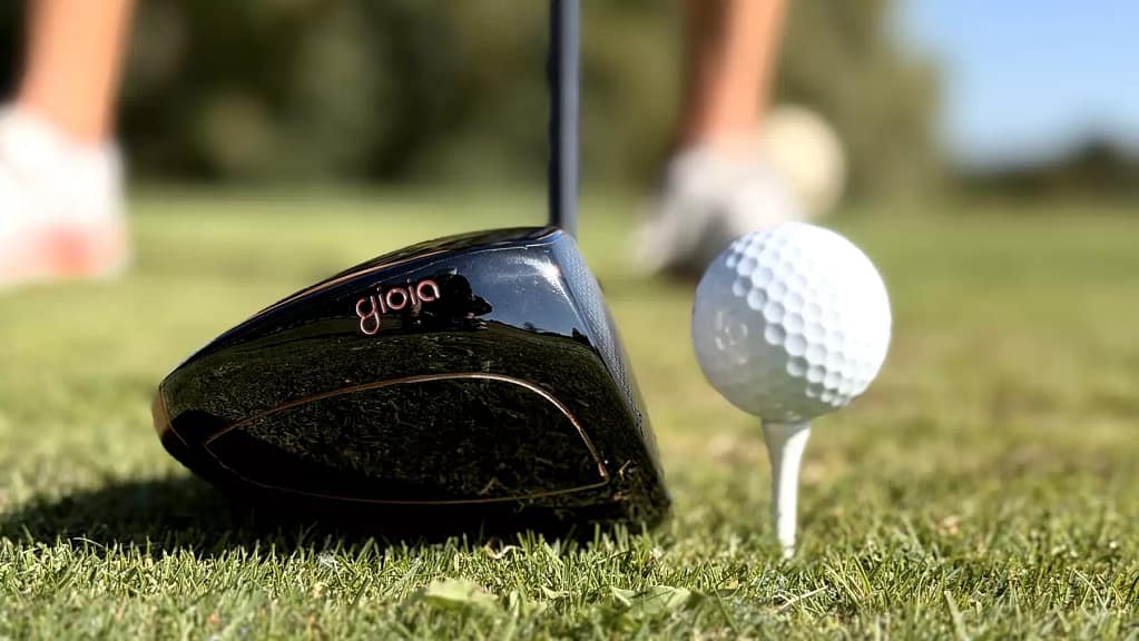 Damen-Driver von GIOIA vor dem Golfball am Abschlag
