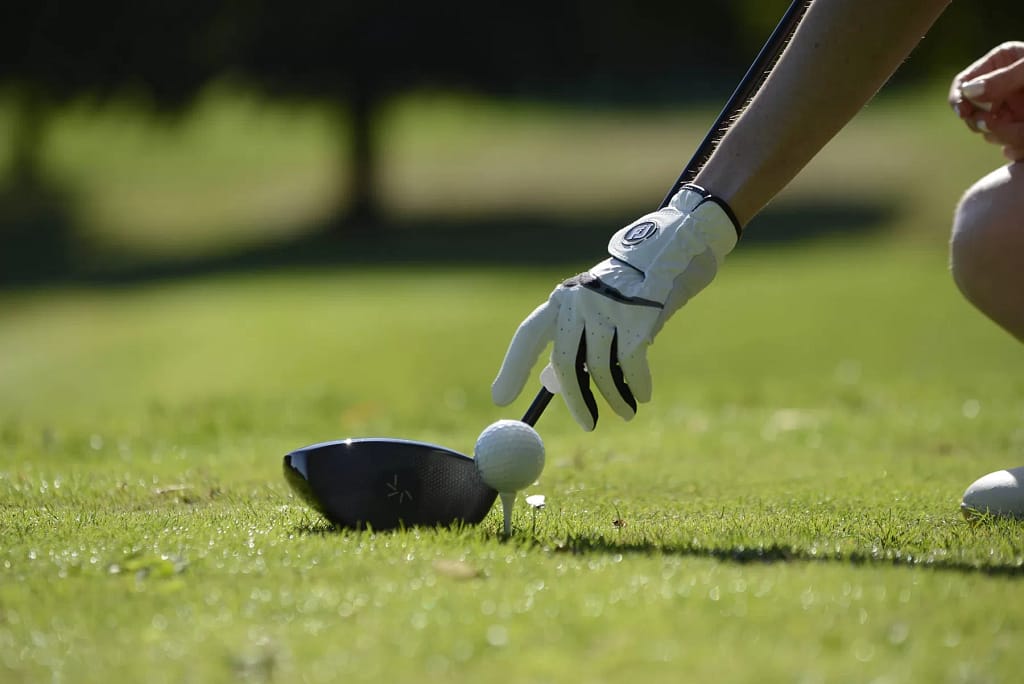 Golf schnuppern in Linz: der Ball wird für den ersten Abschlag aufgeteet