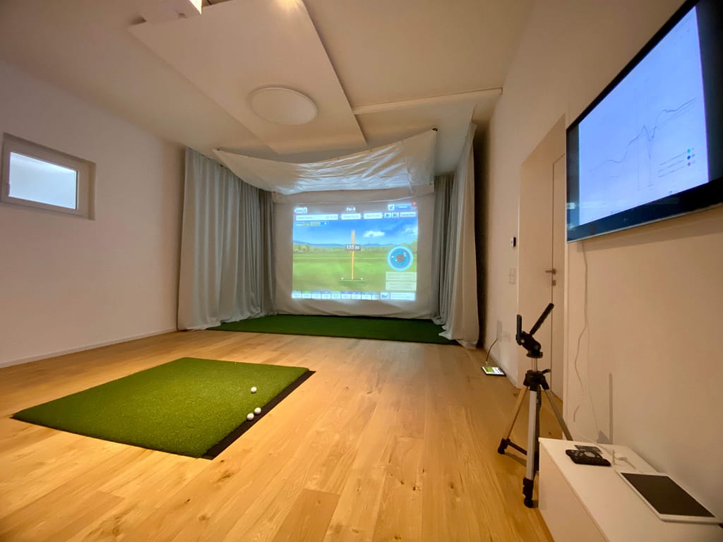 Indoor-Golfstudio mit Simulator am Rießenhof in Linz