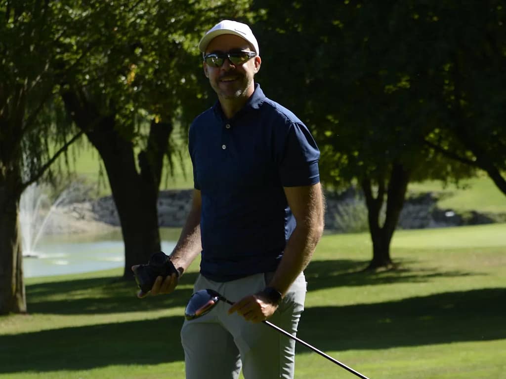Golfprofessional mit Driver auf dem Golfplatz