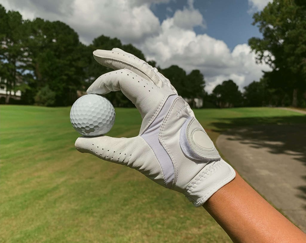 Platzreifekurs in Linz: Golfhandschuh mit Ball